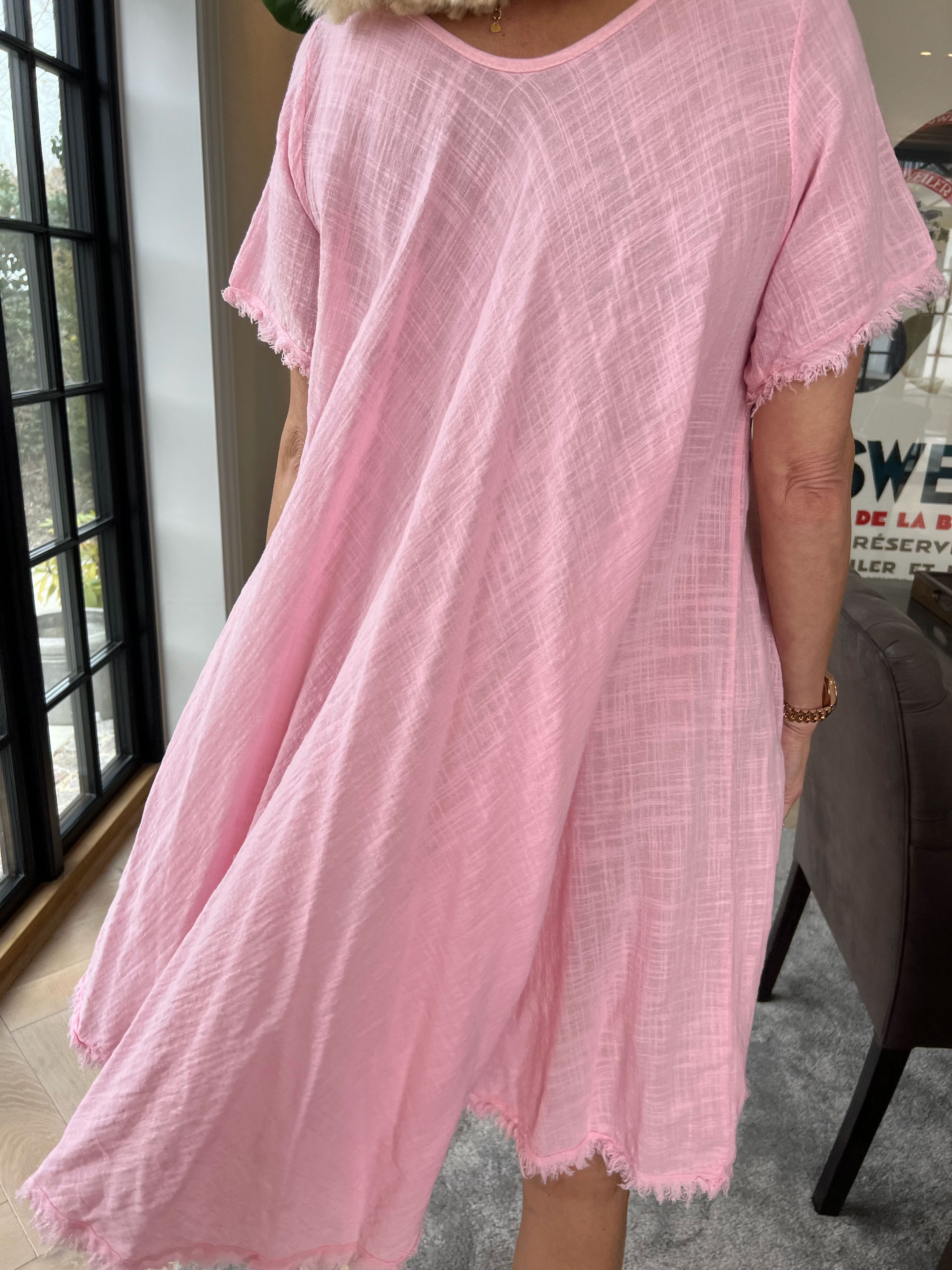 Slone - Sød bomuldskjole i hørlignende stof med frynsekant forneden og ved ærmer